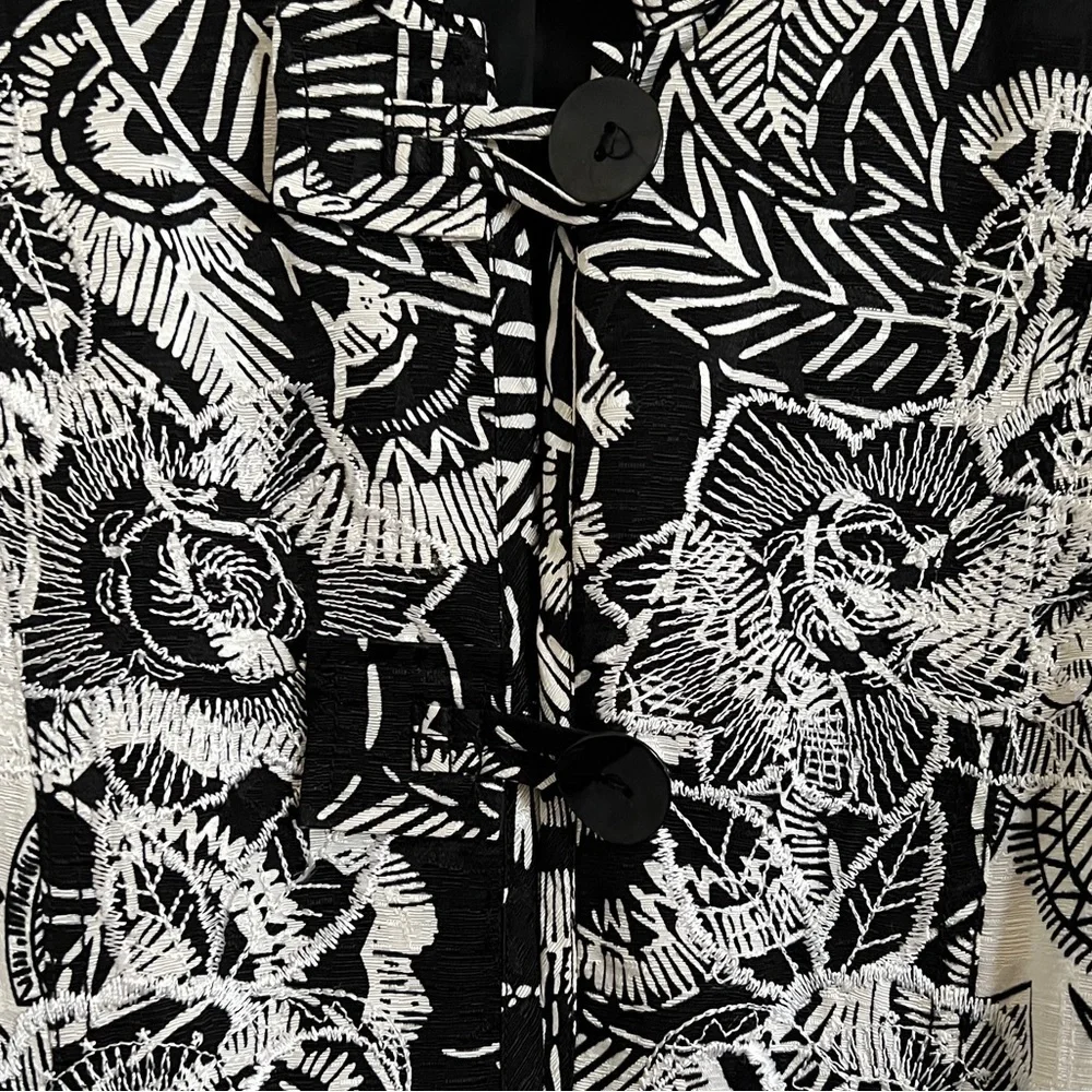 Chico’s Lagenlook Floral Jacket Black & White Botanical Asian Design 1 Medium - Picture 2 of 5